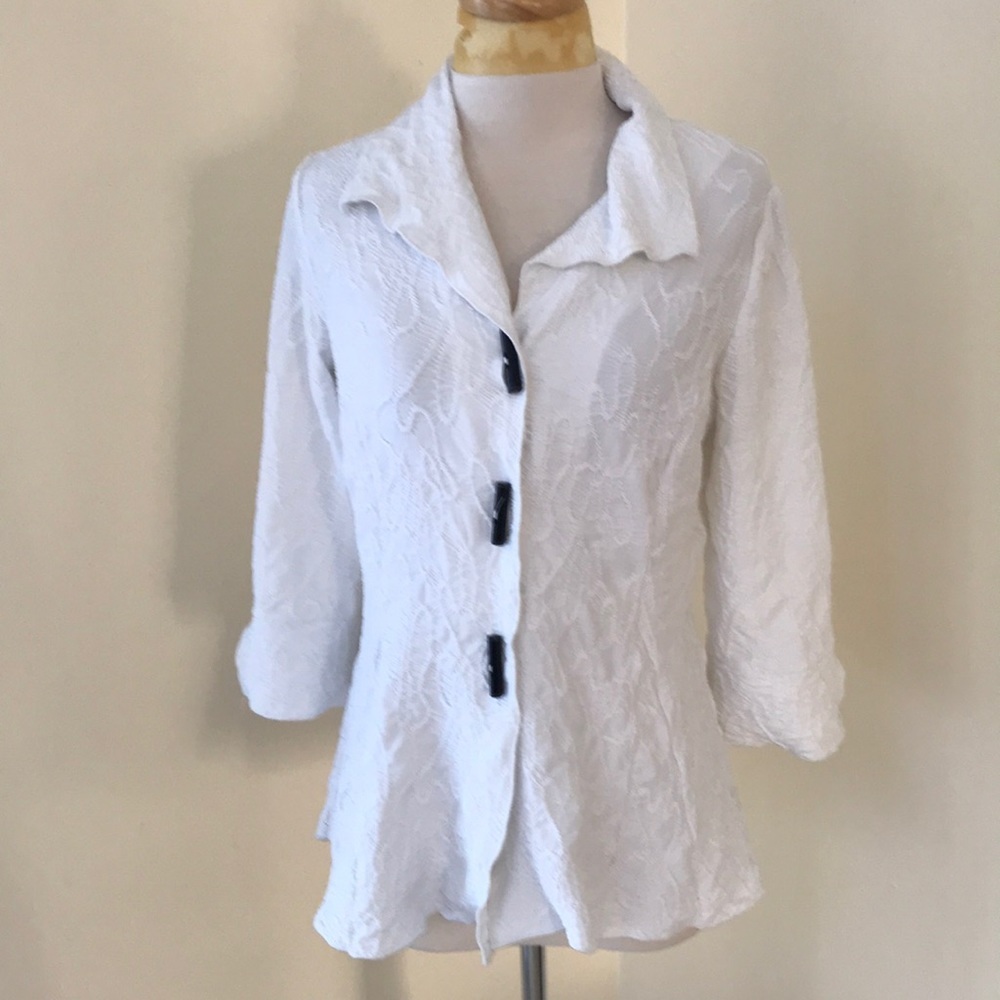 Joseph Ribkoff SZ 8, white textured detailed front button top.